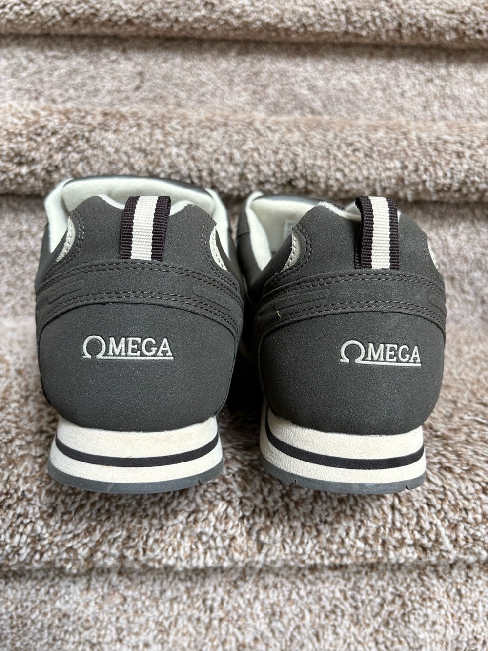 Omega Men’s Athletic Hook-and-Loop Sneakers in Dark Gray and Cream . - Picture 5 of 14